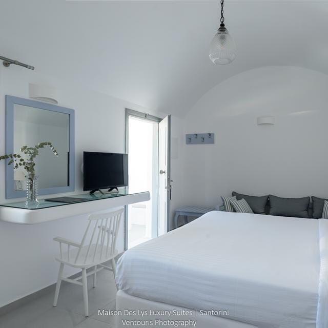 Alternative view of Maison Des Lys Hotel in Santorini