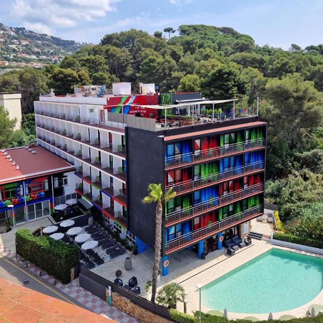 Lloret Vibe Affiliated by Fergus – Spanje | Zensitivity Lloret Vibe Affiliated by Fergus – Spanje - Afbeelding 3