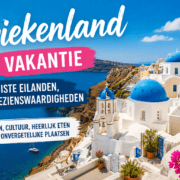 Uitzicht over Santorini in Griekenland met witte huizen, blauwe koepels, helderblauwe zee en tekst over de mooiste Griekenland vakantie eilanden, tips en bezienswaardigheden.
